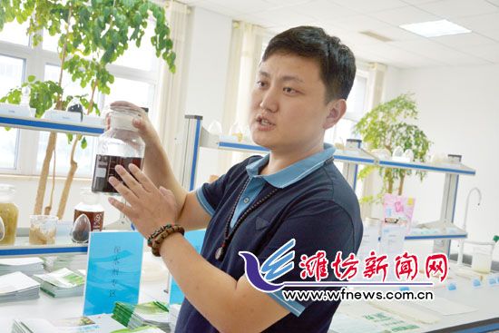 王曉凱正在介紹“旱地寶”的優(yōu)勢。